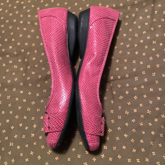 New without Tags. Jessica Flats in Faux Pink Snakeskin, Gunmetal Trim Size 10M. - Picture 3 of 6